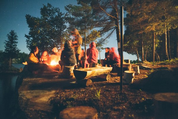 Quelle est la meilleure méthode pour organiser un camping familial dans les zones protégées du Parc National des Cévennes?